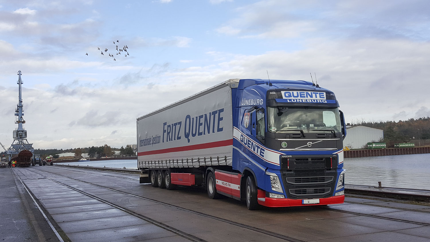 LKW der Spedition Quente im Lüneburger Hafen